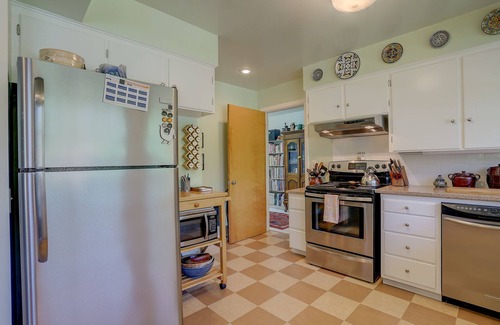 Hood River House | Charming Mid-Century Retreat with Pool & Spa Amenities