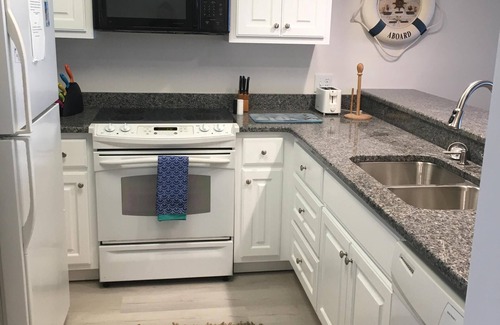 Topsail Beach Condo | Discover Queen's Grant Oceanfront Condo with Pool Access