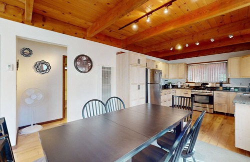 Pioneer Trail House | Relaxing Retreat with Hot Tub & Balcony Near Top Ski Resorts