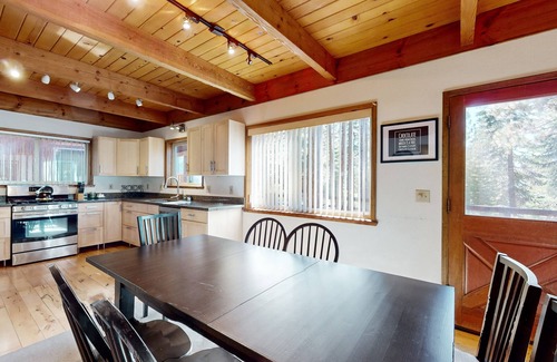 Pioneer Trail House | Relaxing Retreat with Hot Tub & Balcony Near Top Ski Resorts
