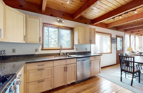 Pioneer Trail House | Relaxing Retreat with Hot Tub & Balcony Near Top Ski Resorts