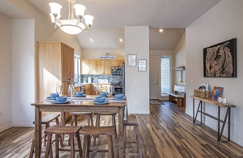 Redmond House | Pet-Friendly Eagle Crest Townhome with King Suite & Deck