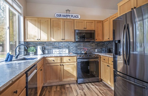 Redmond House | Pet-Friendly Eagle Crest Townhome with King Suite & Deck