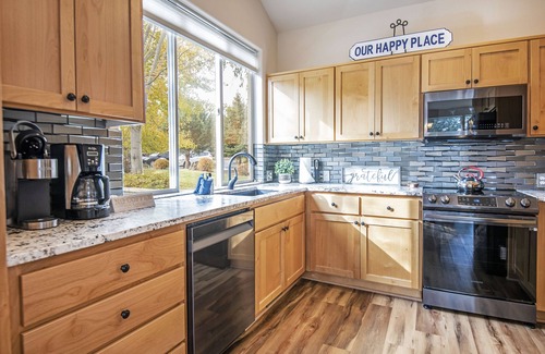 Redmond House | Pet-Friendly Eagle Crest Townhome with King Suite & Deck