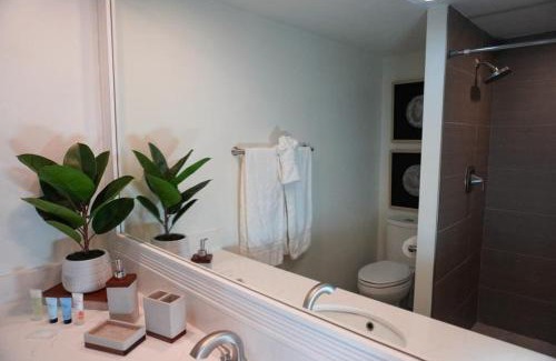 Boca Raton Apartment | Updated Spacious 2BR Condo by the Beach