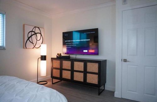 Boca Raton Apartment | Updated Spacious 2BR Condo by the Beach