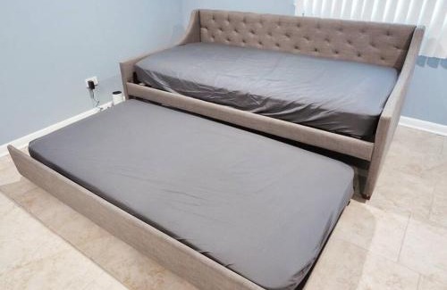 Wilmette House | Cozy Retreat Near Northwestern University - Pet Friendly