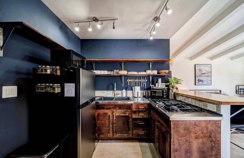 Redding House | Top-Rated Redding Studio with Kitchen & Pet-Friendly Perks