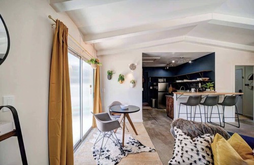 Redding House | Top-Rated Redding Studio with Kitchen & Pet-Friendly Perks