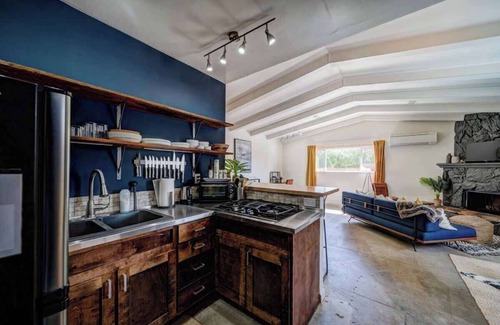 Redding House | Top-Rated Redding Studio with Kitchen & Pet-Friendly Perks