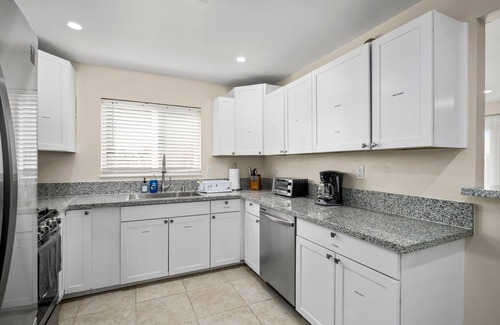 Clovis House | Ideal 3Bed/2Bath Retreat with Ocean View & Spa Access