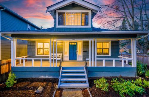 University District House | Family-Friendly 5BR Home with Free Gated Parking & Top Reviews
