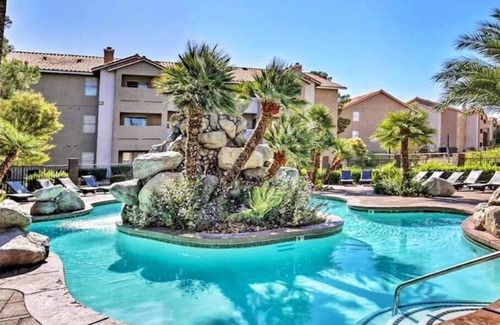 Las Vegas Condo | Relaxing Tropical Oasis with Pool, Spa & Gym Near the Strip