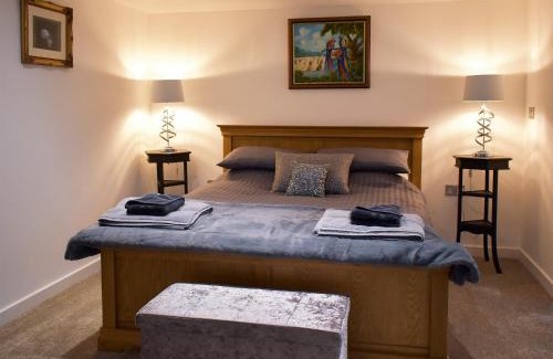 Littlehempston House | Discover Uphempston Farm House Annex: Family-Friendly Retreat