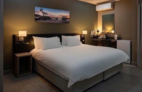 Upington Hotel | Upington Inn: Pet-Friendly Stay with Pool & Breakfast