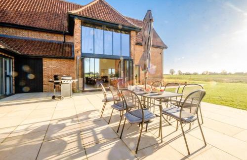 Woodbridge House | Discover Upper Barn: Family-Friendly Retreat Awaits You