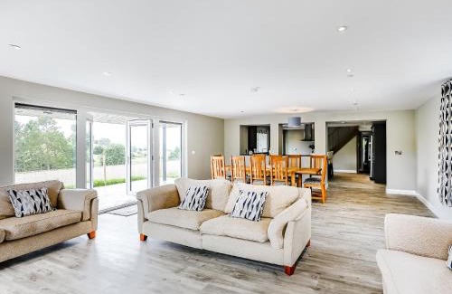 Meifod House | Discover Upper Bryn Y Groes: Rated 10/10 with Hot Tub!