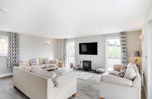 Meifod House | Discover Upper Bryn Y Groes: Rated 10/10 with Hot Tub!