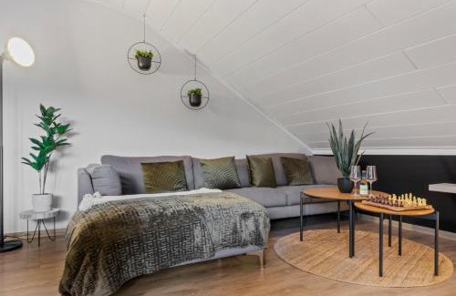 Neustadt-Gimmeldingen Apartment | Elegant UPPER ROOM: Scenic Views & Family-Friendly Amenities