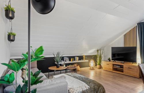 Neustadt-Gimmeldingen Apartment | Elegant UPPER ROOM: Scenic Views & Family-Friendly Amenities