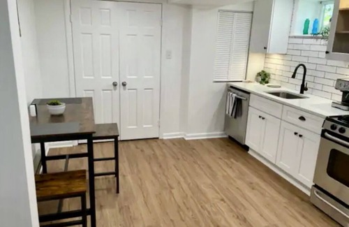 The Palisades Apartment | Upper Georgetown Inviting City Retreat with Family Amenities