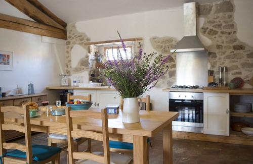 Ferrals-les-Corbieres Apartment | Discover Upper Gite Jardin Bleu: Pet-Friendly Retreat