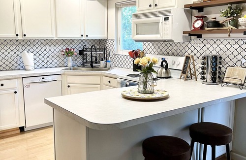 Campbell Park Apartment | Upper Grape, Midtown Home with Pool & Spa - Rated 9.2/10