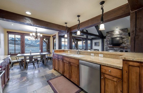 Huntsville Condo | Experience Amazing Mountain Views and Relaxing Spa Retreat