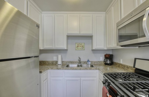 Downtown Condo | Beachside Bliss: 1-Bedroom Condo with Ocean View & Breakfast
