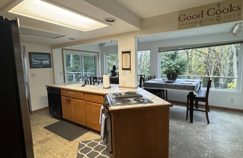 Boulevard Bluffs House | Scenic Upper Level Retreat Near Boeing with Family Amenities