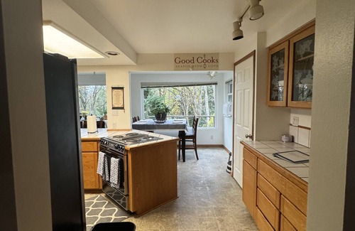 Boulevard Bluffs House | Scenic Upper Level Retreat Near Boeing with Family Amenities