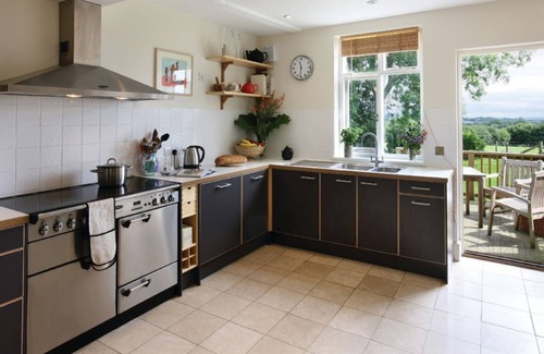 Titley Cottage | Upper Mowley - Farmhouse Retreat for 16 Guests with Pets