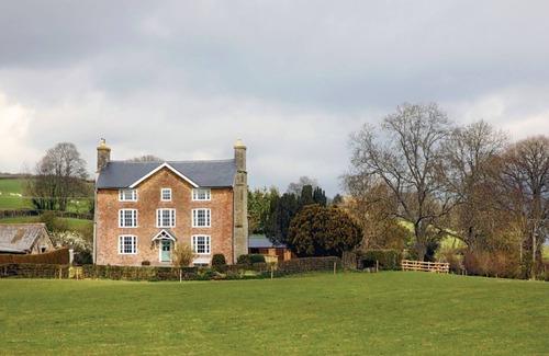 Titley Cottage | Upper Mowley - Farmhouse Retreat for 16 Guests with Pets