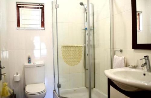 Kirkwood House | Cozy Upper Room Guesthouse: Family-Friendly with Breakfast