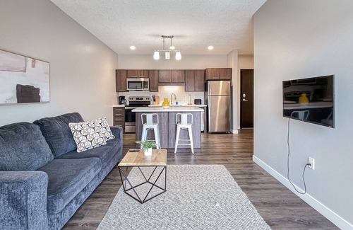 Downtown Des Moines Apartment | Deluxe 1 BR Apartment in Vibrant Downtown with Hot Tub