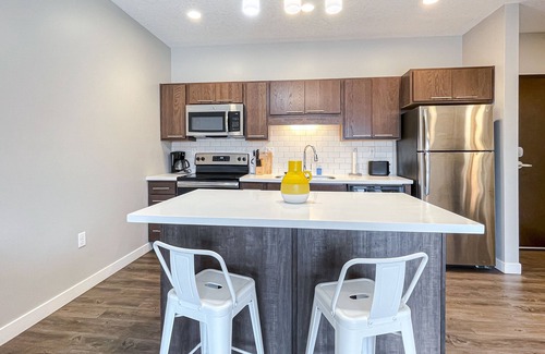 Downtown Des Moines Apartment | Deluxe 1 BR Apartment in Vibrant Downtown with Hot Tub
