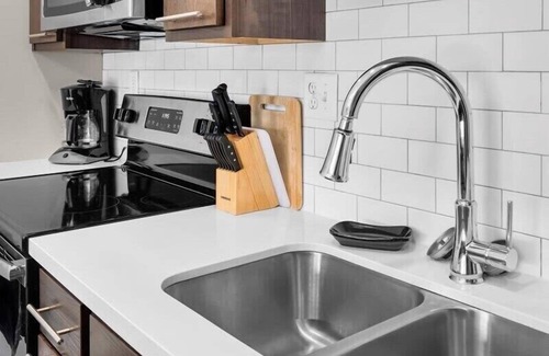 Downtown Des Moines Apartment | Deluxe 1 BR Apartment in Vibrant Downtown with Hot Tub