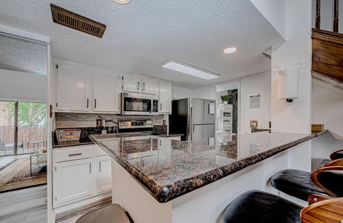Astrodome Condo | Pet-Friendly Condo with Pool Near Texas Medical Center