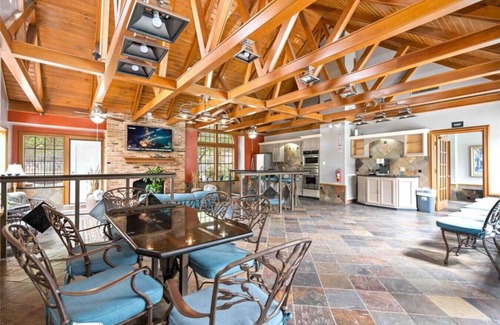 Astrodome Condo | Pet-Friendly Condo with Pool Near Texas Medical Center