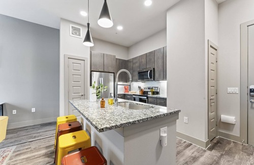 Montopolis Apartment | Stylish King Suite Near Downtown with Fast Wifi & Kitchen