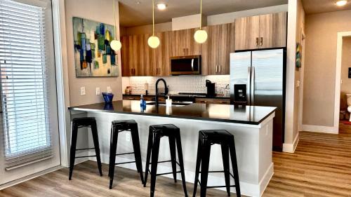 McNeil Apartment | Upscale 2 Bed Apt Pool & Gym