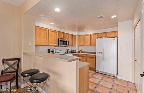 Village Fairways Condo | Elegant 2-BR Condo in North Scottsdale with Pool & Golf
