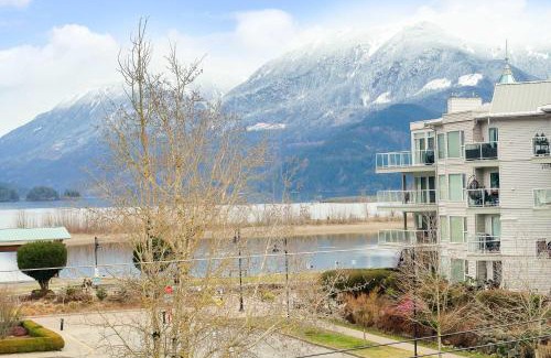 Harrison Hot Springs Apartment | Rooftop Paradise Luxe Suite with Lake Views & Family-Friendly