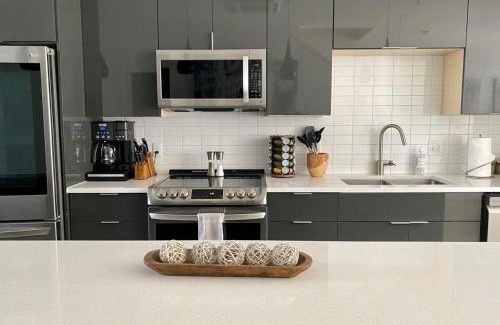 Central East Austin Apartment | Stylish 2BR Condo with Patio & City Views in DT Austin