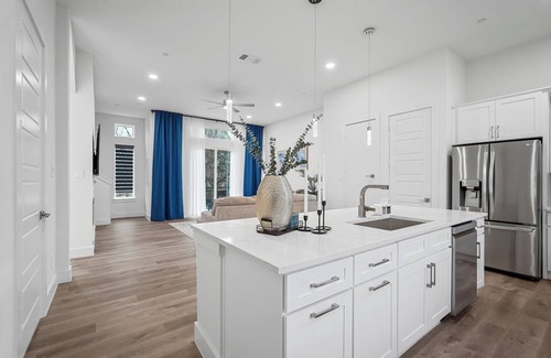 Dallas House | Upscale 2BR Hideaway, Ensuite Bliss, Pet-Friendly