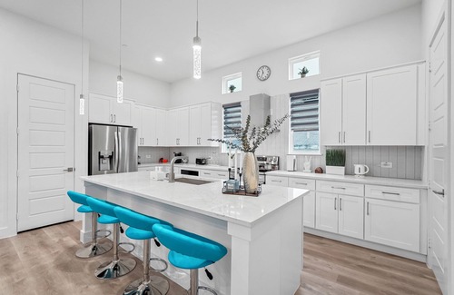 Dallas House | Upscale 2BR Hideaway, Ensuite Bliss, Pet-Friendly
