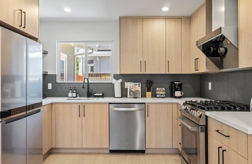 Santa Clara House | Upscale 3bd/2ba home w/WiFi, AC, workspaces; 2mi to Apple & Kaiser; pets ok