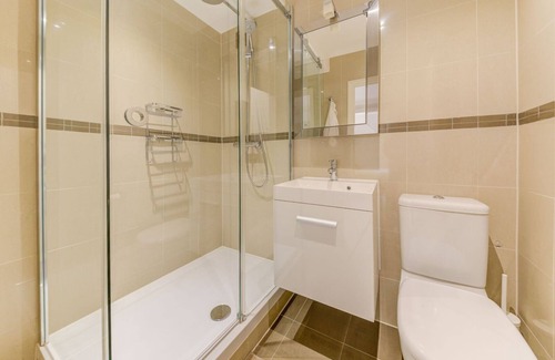 Holland Park Apartment | Stylish 3-Bedroom Apartment in Holland Park with Parking