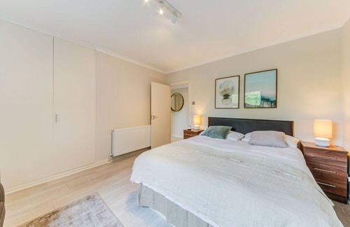 Holland Park Apartment | Stylish 3-Bedroom Apartment in Holland Park with Parking