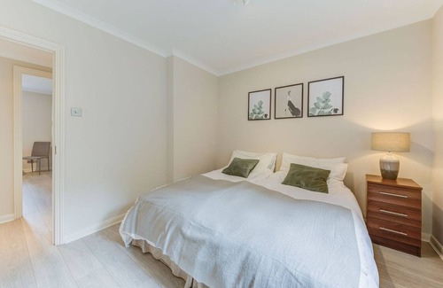 Holland Park Apartment | Stylish 3-Bedroom Apartment in Holland Park with Parking